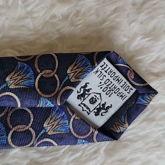 The Metropolitan museum of art silk tie rings and flowers blue - Picture 3 of 5